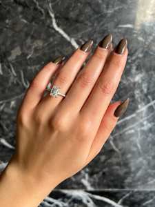 Anillo de Compromiso con Halo Oculto, Diamante Cultivado en Laboratorio, 14K, Corte Esmeralda, 2.6CT, D, VVS2, Claridad, Certificación IGI, Diamantes Acentos EN LA Banda - Product Image 3