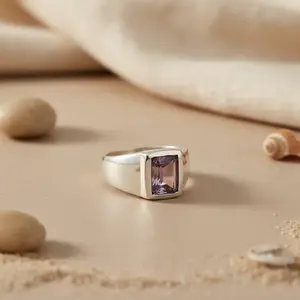 แหวนทรงสี่เหลี่ยมผืนผ้าประดับพลอยสีเงินและอเมทิสต์สำหรับผู้ชาย - ทันสมัยและวินเทจ - Product Image 1