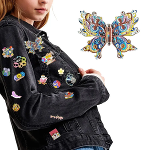 Pins de revers personnalisés en émail dur, badges métalliques de dessins animés pour la convention de bandes dessinées américaine et le marché des collectionneurs - Product Image 1