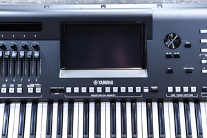 H & S GENOS2 YAMAHAS GENOS 2 76 touches ARRANGER NUMÉRIQUE STATION DE TRAVAIL CLAVIER PIANO HAUTE QUALITÉ NOUVEAU - Product Image 3