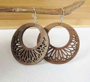 Lujosos pendientes de madera de nuevo estilo hechos a mano para damas, ropa de fiesta con acabado, producto artesanal natural - Product Image 1