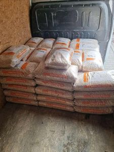 Pellets de madera de biomasa de 6mm de calidad estándar europea A1, bolsas de 15kg compuestas de madera dura de pino en material de roble duradero con patrón de palo. - Product Image 2