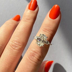 2.56 Carat Ovale Moissanite Gemstone Ring avec 925 Sterling Silver Poire Cut Side Stones Cathedral Set Three Stone Engagement Gift - Product Image 5