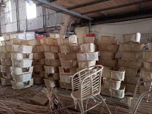 Maison pour animaux de compagnie en rotin fabriquée au Vietnam pour petits et moyens chats et chiens avec base en bois et abri coupe-vent fermé - Product Image 2