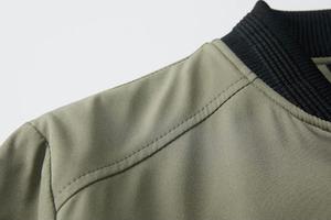 Blouson aviateur décontracté coupe ajustée pour hommes vêtements de sport légers de style rue avec col montant saison d'hiver OEM ODM entretenu - Product Image 4