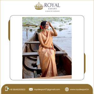 ชุดประกอบชิ้นส่วนสำหรับงานแต่งงานหรูหราดีไซเนอร์,ชุดส่าหรีทอผ้าไหมเนื้อนุ่มสีเงิน Banarasi - Product Image 4