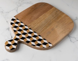 Tabla de charcutería sostenible de madera de acacia y resina epoxi con mango para uso doméstico - Product Image 5