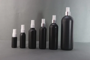 ขวดสเปรย์ HDPE สีดำพร้อมหัวปั๊มสเปรย์แบบละอองและปลอกป้องกัน ขวดพลาสติกทนทาน ป้องกันการรั่วซึม เติมได้ สำหรับเครื่องสำอาง - Product Image 3