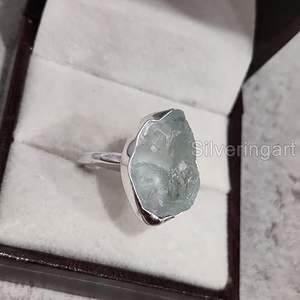 แหวนเงินแท้ 925 ประดับพลอยอะความารีนธรรมชาติ สำหรับผู้หญิง ดีไซน์แบบตอกลาย  ของขวัญวันเกิด/คริสต์มาส ทำด้วยมือ - Product Image 4