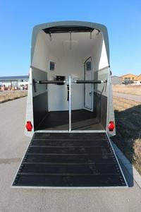 Nuevo Remolque American Spirit para 2 Caballos con Área de Estancia, Carroza Flotante en Ángulo, Semi-Suspendido, 2400 kg de Carga Útil, Color Personalizado - Product Image 3