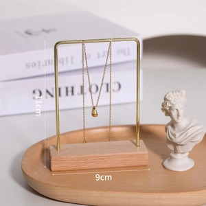 Elegante soporte de joyería gris con diseño de cuentas blancas, perfecto para exhibir collares, pulseras y pendientes con estilo - Product Image 6