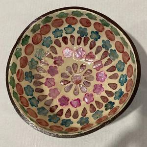 Cuenco hecho a mano de nácar con superficie lisa y brillo reflectante para arreglos interiores elegantes - Product Image 1