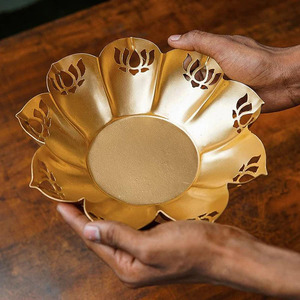 Cuencos Urli de latón, recipientes tradicionales para rituales y decoraciones, cuencos Urli hechos a mano, piezas de arte atemporales para tu hogar - Product Image 2