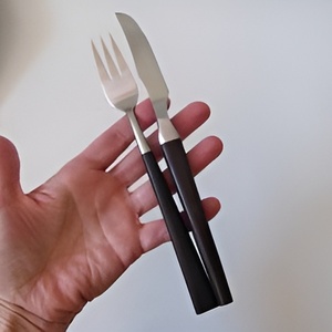 Juego de tenedor y cuchillo de metal moderno y decorativo Cubiertos de nuevo diseño Cubiertos para utensilios de cocina Hoteles y bodas - Product Image 1