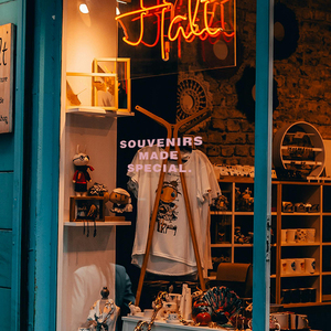 Pegatinas de letras de vinilo resistentes al desgarro autoadhesivas impermeables a prueba de UV rosadas personalizadas para decoración de barco de pared de tienda de vehículos - Product Image 1