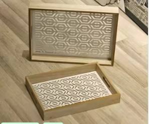 Plateau en bois géométrique élégant avec motif foncé élégant et fonctionnel pour servir ou organiser à la maison - Product Image 2