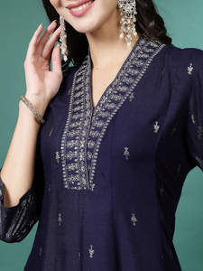 Collection de robes d'été en rayonne de qualité supérieure pour femmes indiennes, col en V, couleur bleue, ensemble de trois pièces, design exclusif, kurta, pantalon - Product Image 5