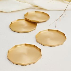 Assiettes rondes en laiton au design moderne avec finition mate, parfaites pour le service de repas élégant et la décoration de table de mariage - Product Image 2