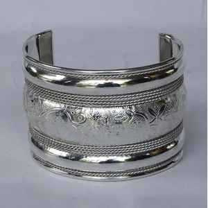 Bracelet manchette unique en laiton avec finition polie exclusive Charme élégant en acier inoxydable pour les fêtes - Product Image 5