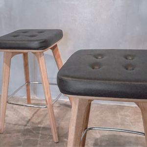 Coussin minimaliste en similicuir pour chaise haute, pieds en métal, style teck contemporain - Product Image 2