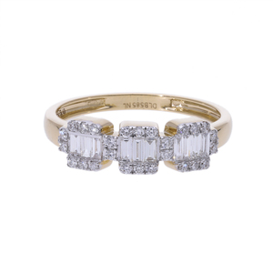 Elegante Anillo de Diamantes Clásico de Oro Amarillo de 14K con Baño de Rodio para Mujer, con Tres Diamantes Naturales de Corte Brillante y Halo Brillante - Product Image 1