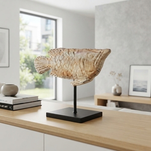 Sculpture artisanale en bois de teck rustique sculpté de poisson arowana, avec base en métal, pour décoration de table ou d'appoint, style nautique. - Product Image 2