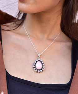 Colgante de racimo de ópalo Rosa hecho a mano, collar de declaración grande con ajuste de bisel chapado en oro de Plata de Ley 925 - Product Image 4