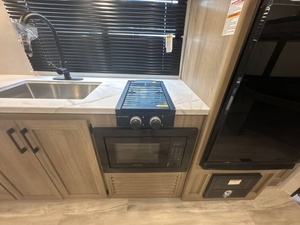 Nouvelles caravanes de voyage Keystone C-o-l-e-m-a-n L-i-g-h-t 26BX 2025, adaptées à la vente en gros et à la distribution au détail - Product Image 2