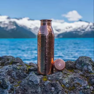 Bouteille d'eau en laiton martelé à la main avec design industriel Art déco étanche robuste et ayurvédique bien-être et avantages pour la santé - Product Image 1