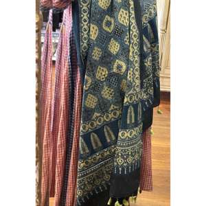 Nuevo Chal Ajrakh con Técnicas de Impresión a Mano, Algodón Indio con Tintes Naturales, Azul Índigo, Chal Largo para Mujer 95x245cm - Product Image 5
