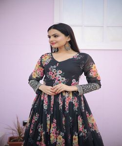 Fusion de mode: Style pakistanais Salwar Kameez - Fusion de styles traditionnels et modernes, créant une mode chic et élégante - Product Image 4