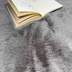 Tapis élégant et moderne en fausse fourrure grise à poils longs, adapté aux animaux domestiques, doux et moelleux, fabriqué à la machine, pour intérieur, certifié OEKO-TEX, avec envers en suède, 60x120 - Product Image 4