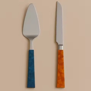 Juego de cuchillo y servidor para pasteles de acero espejado con mangos de resina azul y ámbar herramientas de color únicas para celebraciones de bodas - Product Image 1