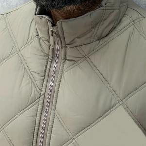Vente en gros Veste matelassée hivernale décontractée à capuche pour hommes Logo personnalisé Veste matelassée chaude doudoune pour hommes Vestes d'hiver - Product Image 3