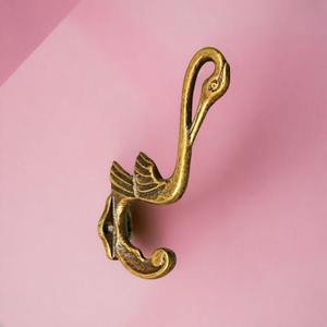 Elegante gancho de pared de aluminio hecho a mano con diseños intrincados adecuados para salas de estar rústicas e interiores de granjas - Product Image 1