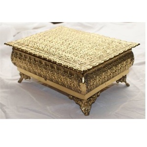 Boîte à bijoux carrée en aluminium de luxe au design accrocheur, finition noire et dorée, collection de qualité pour bagues et colliers - Product Image 3