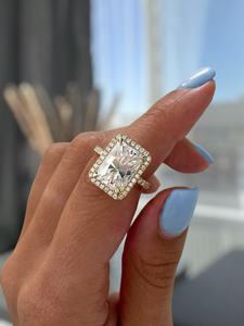 Bague de fiançailles créative en or jaune 14K plaqué platine avec halo de diamants de laboratoire taille radiant de 4,00 carats et bande pavée - Product Image 4