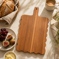 Planche à découper en bois d'acacia massif avec bord festonné et poignée pour la préparation et la découpe de viande et de légumes en cuisine