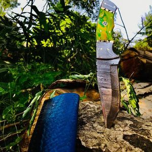 Couteau de chasse en acier damas fabriqué à la main avec manche en résine bord partiellement dentelé léger et durable - Product Image 1