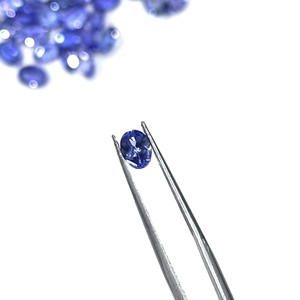 Tanzanite naturelle facettée de forme ovale 6x8mm Pierre précieuse en vrac de qualité supérieure certifiée IGI pour la fabrication de bijoux en gros - Product Image 2