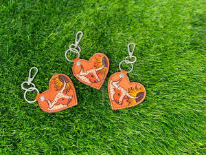 Porte-clés en cuir sculpté à la main porte-clés tournesol en forme de coeur accessoires en cuir couleur porte-clés mignons pour unisexe - Product Image 3