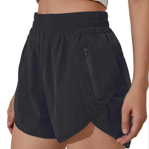 Short de sport pour femmes avec poches zippées Short haut élastique à séchage rapide personnalisé Short pour femmes et design respirant caché - Product Image 3