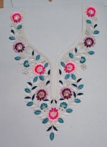 Patchs brodés de créateur avec fil métallique et perles avec un col exquis - Product Image 3