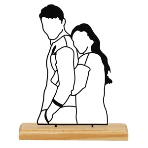 Estatua de Pareja de Metal Negro Atractiva con Base de Madera, Pieza Decorativa Perfecta para Interiores Elegantes y Cálidos de la India - Product Image 1