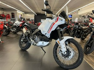 Moto de tourisme sportive haute performance, blanche avec rayures rouges, moto double usage - Product Image 5