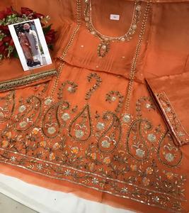 Costumes indiens brodés à la main non cousus de créateur moderne pour femmes, style traditionnel élégant pour les fêtes - Product Image 1