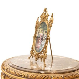 Cadre sur pied orné de laiton antique avec illustration de scène européenne ovale dans un design vintage classique luxueux - Product Image 5