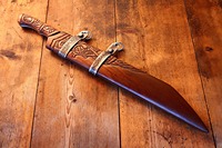 Couteau de chef viking fait main, lame en acier inoxydable, ambidextre, écologique, avec manche en bois gravé artisanal, étui en cuir