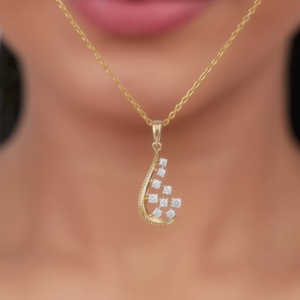 Heer by GIVA Gold Whisper Drop Lab-Colgante de diamantes cultivados-Encantos de diamantes de lujo - Product Image 4
