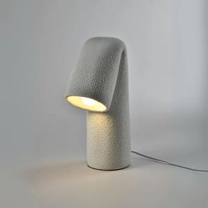 Lampe de table de luxe moderne en métal avec abat-jour blanc élégant, parfaite pour l'éclairage intérieur et la décoration intérieure - Product Image 3